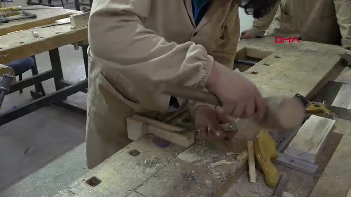 KAYSERİ Millet bahçesinin salıncakları, liselilerden