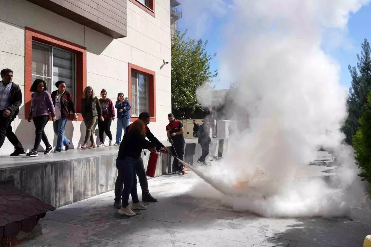 Diyarbakır\'da Kız Öğrenci Yurdunda Yangın Tatbikatı Düzenlendi