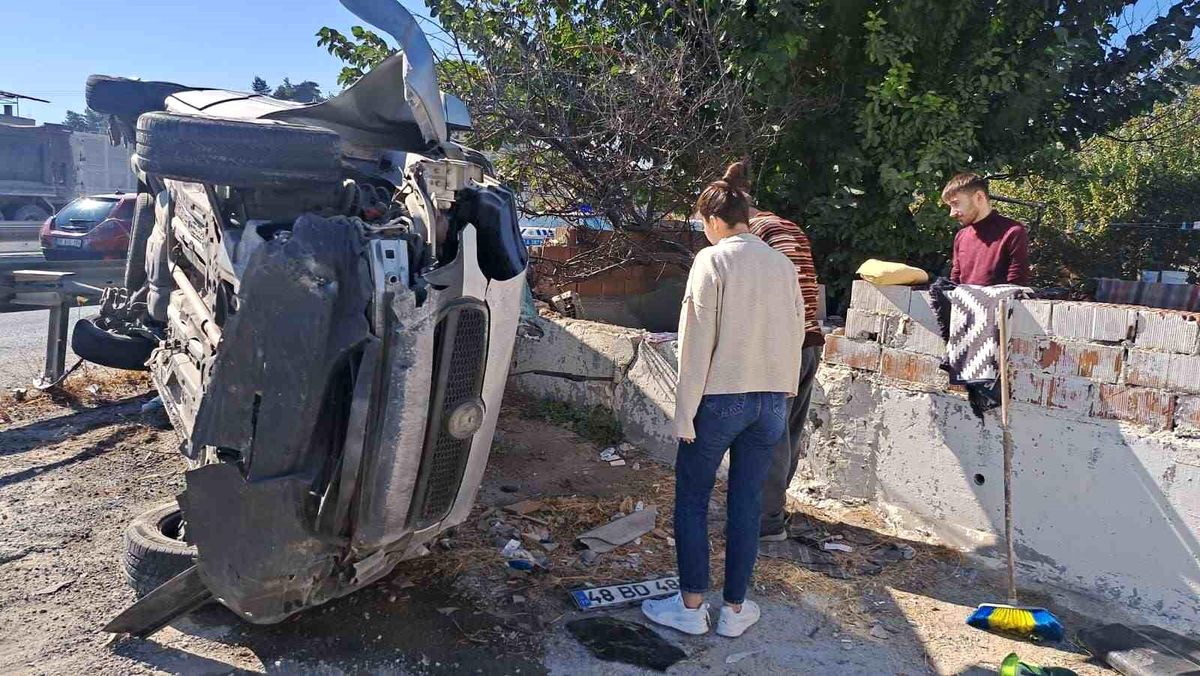 Söke\'de Kaza: Araç Ev Duvarına Çarptı
