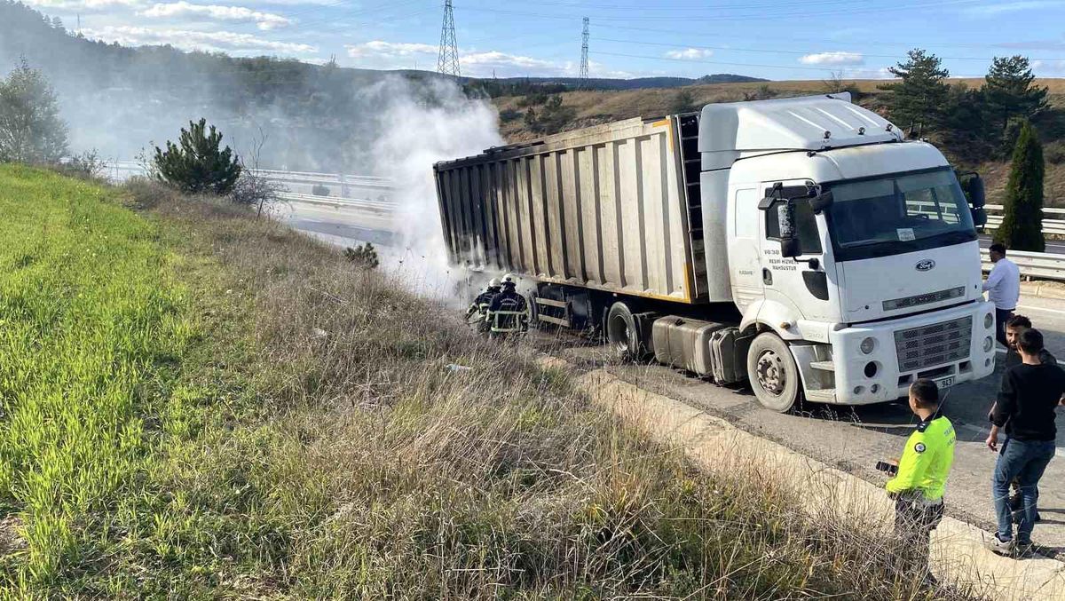 Kastamonu\'da Çöp Yüklü Tırda Yangın