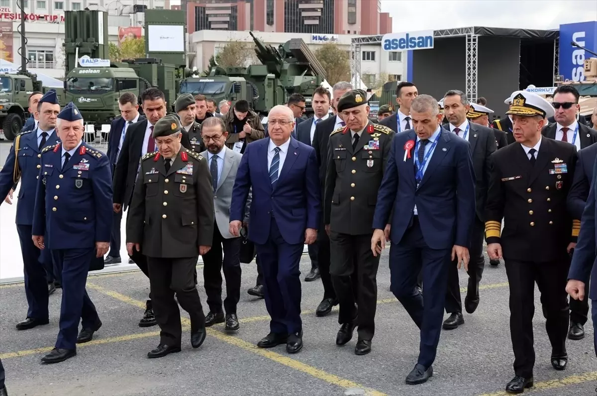 Bakan Güler SAHA EXPO\'da Teknolojileri İnceledi