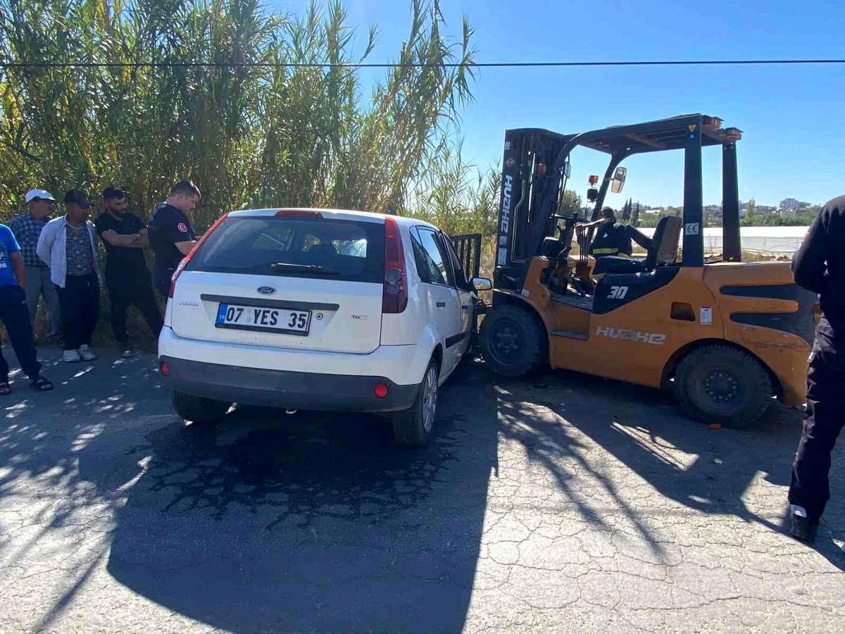 Forklift ve otomobil çarpıştı: 1 yaralı