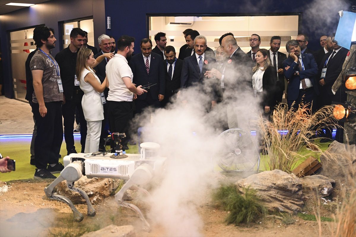 Bakan Uraloğlu SAHA EXPO\'da Stantları Ziyaret Etti