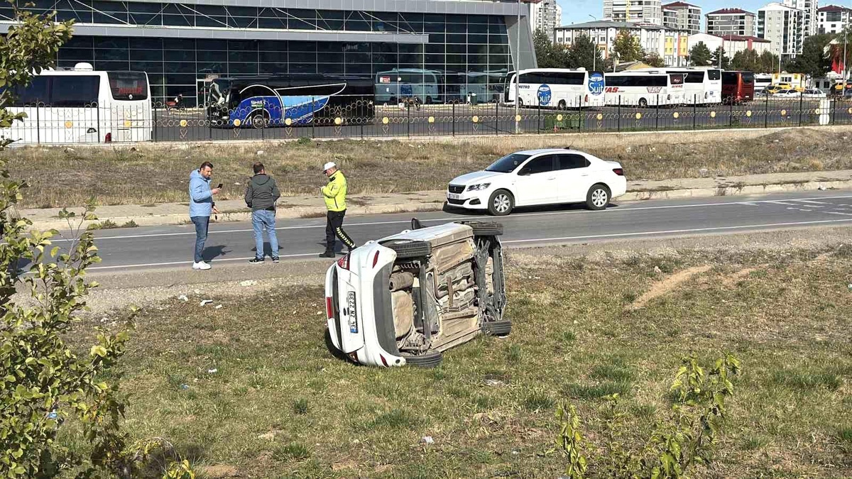Sivas\'ta Trafik Kazası: Sürücü Yaralandı