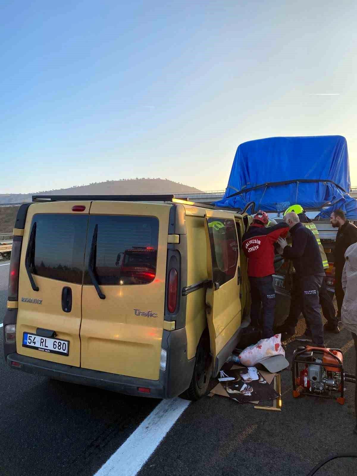 Balıkesir\'de Minibüs Kamyona Çarpıp Kaza Yaptı