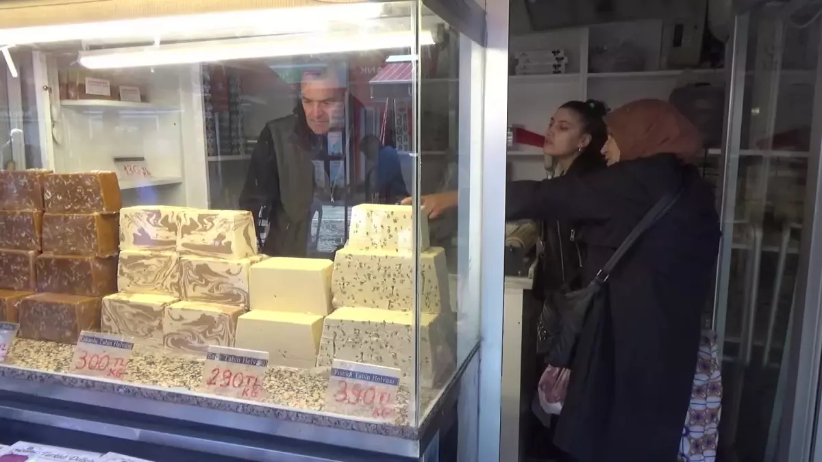 Edirne\'de Yabancı Turistler Helva Alıyor