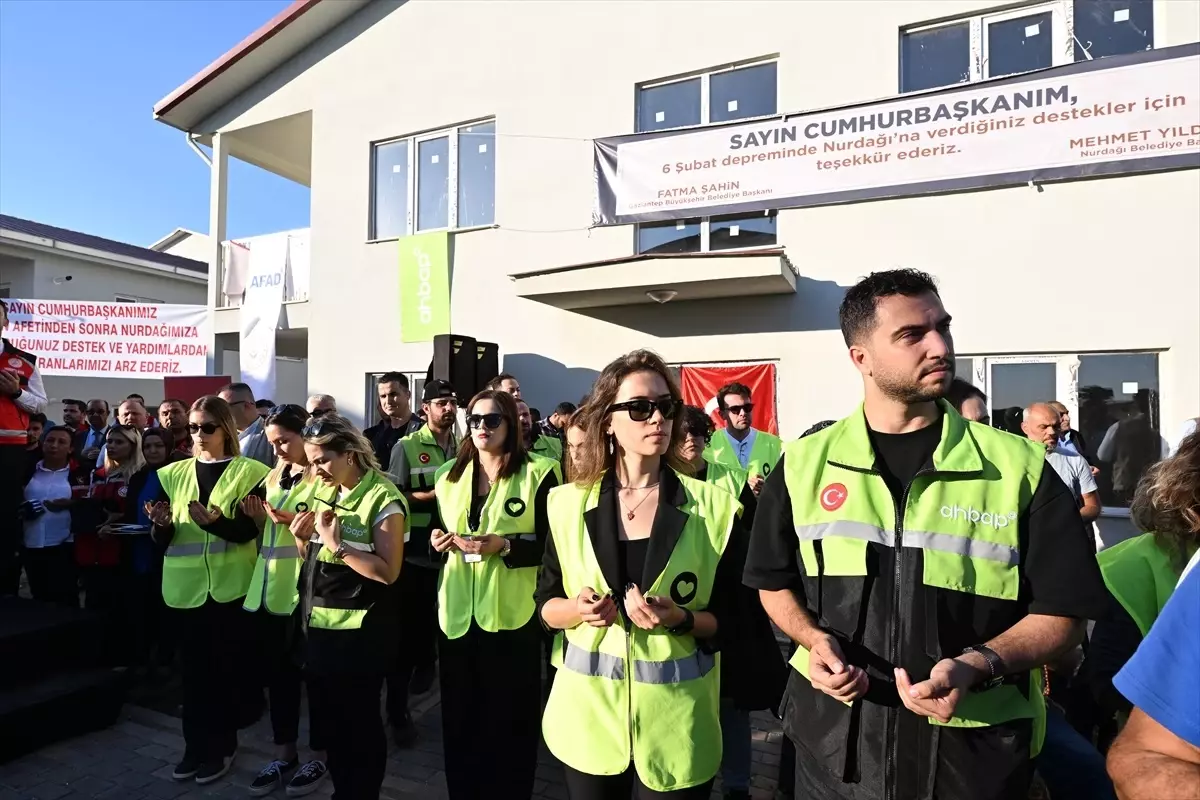 Gaziantep, Kahramanmaraş ve Kilis\'te deprem konutları kurayla hak sahiplerine teslim edildi