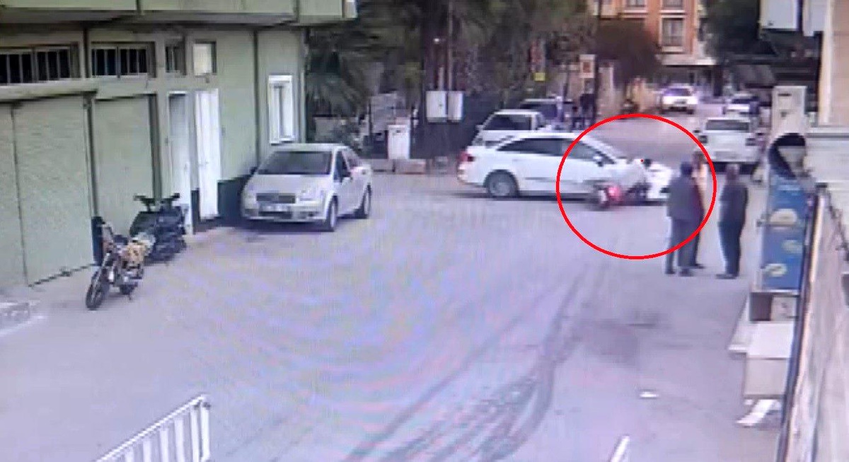 Reyhanlı\'da Motosiklet ve Otomobil Çarpıştı