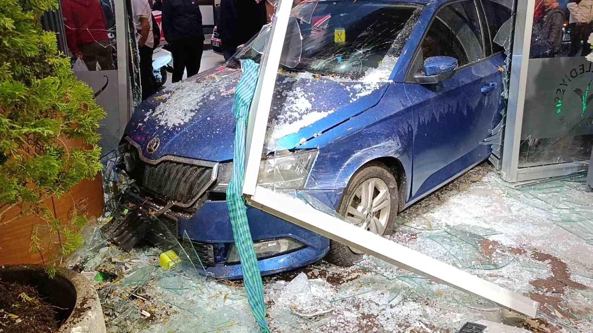 Rize\'de Şiddetli Yağış, Otomobili Sosyal Tesislere Sürükledi