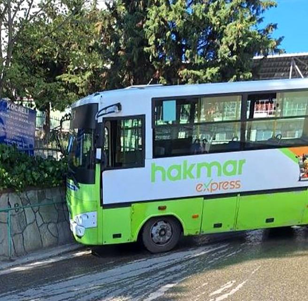 Kocaeli\'de Otobüs Duvara Çarptı