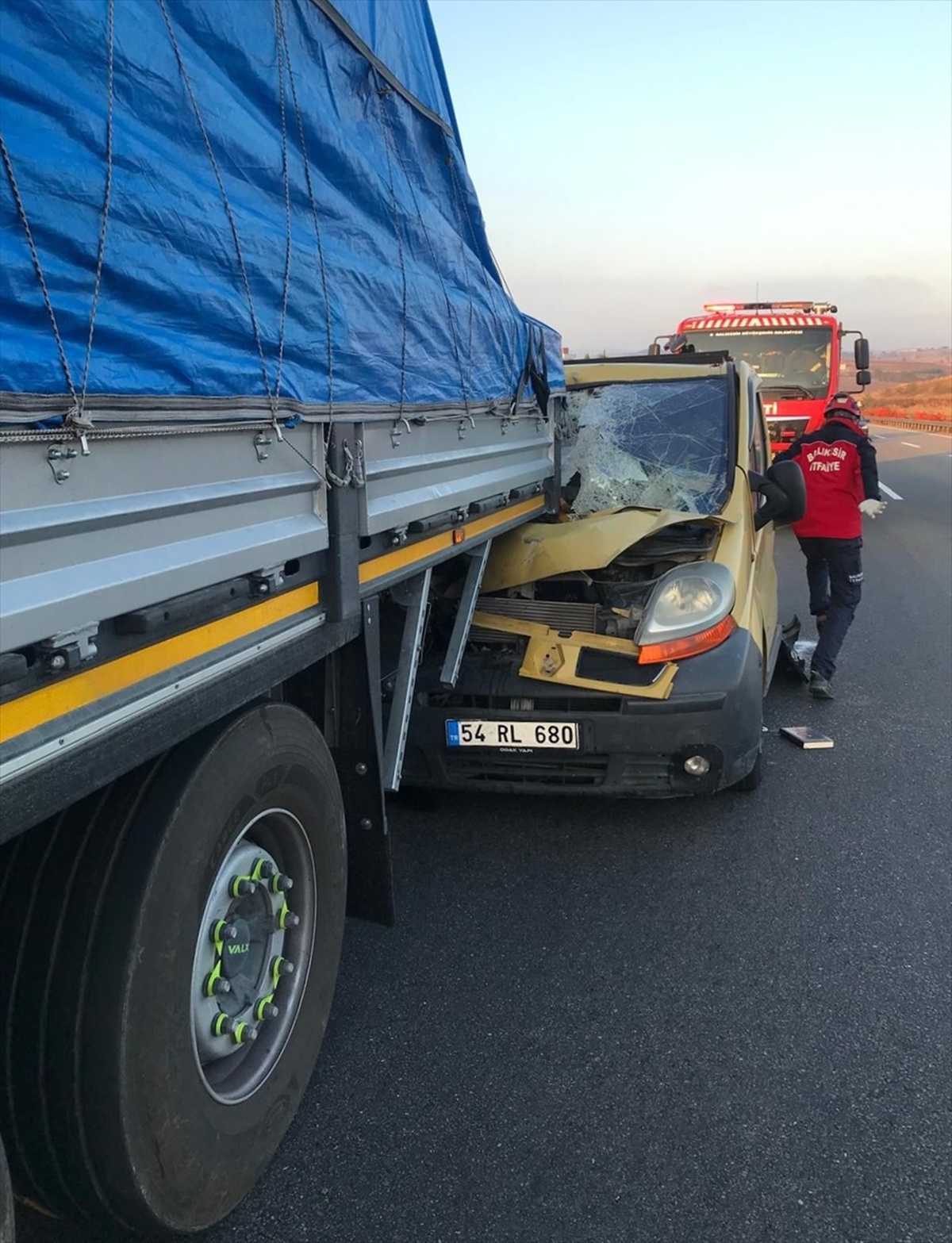 Minibüs Tıra Çarptı: 3 Yaralı