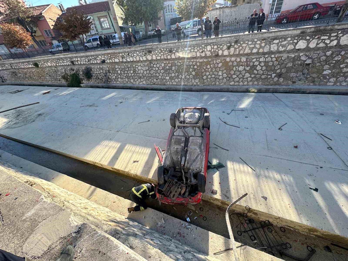 Burdur\'da Otomobil Çaya Düştü