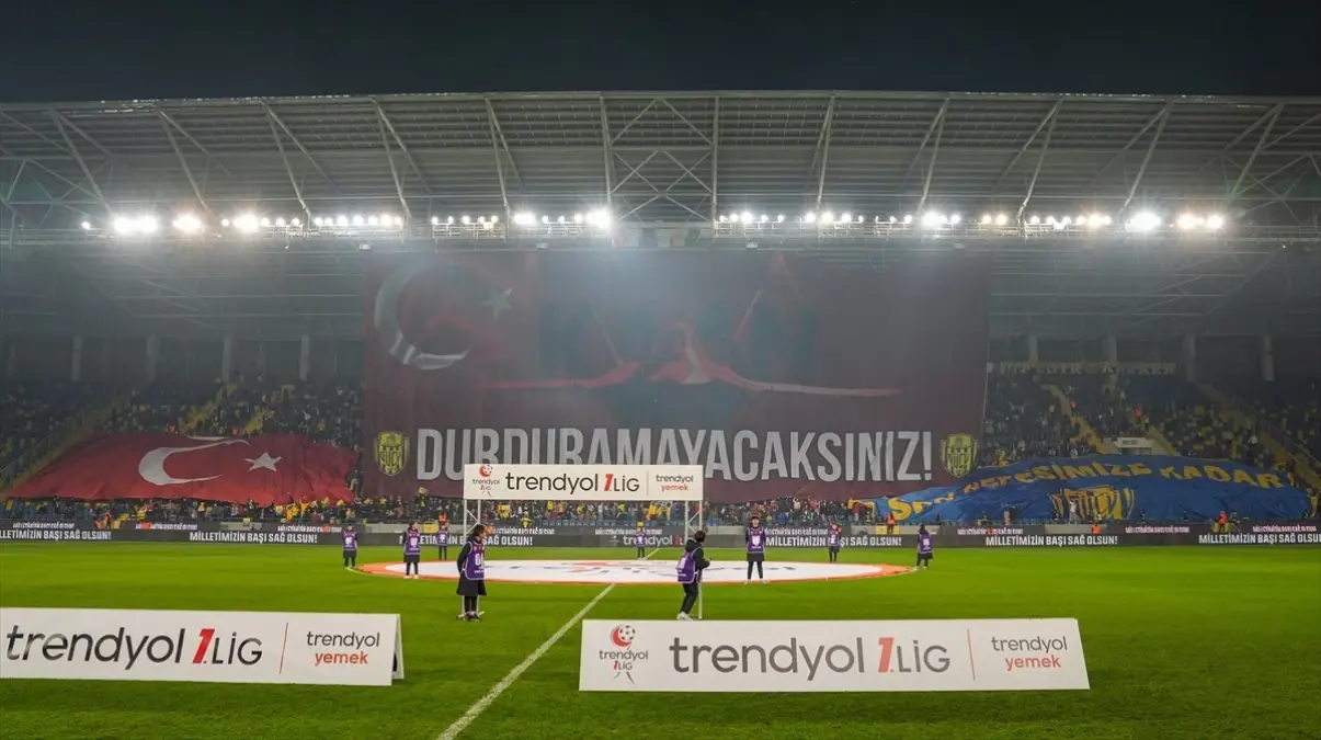 MKE Ankaragücü taraftarından TUSAŞ için anlamlı koreografi: "DURDURAMAYACAKSINIZ!"