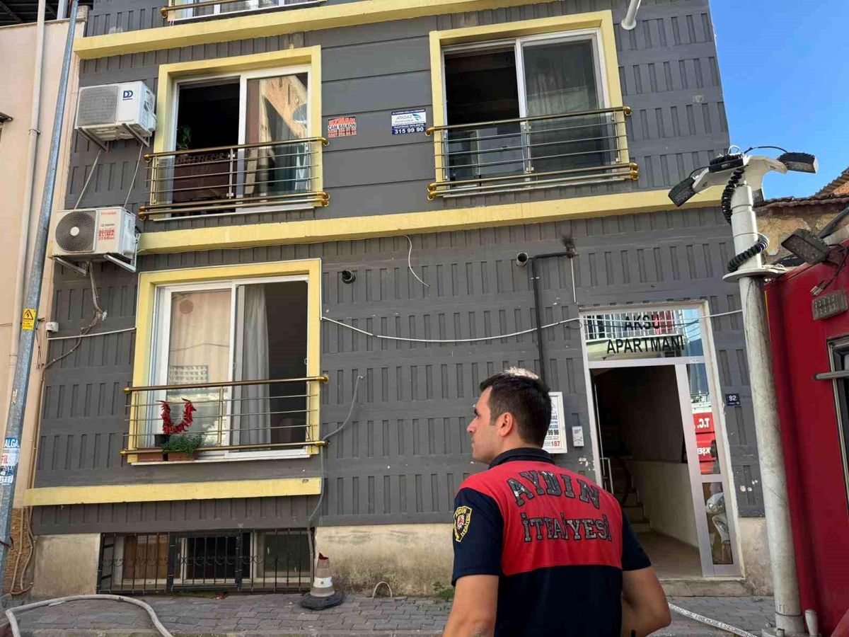 Nazilli\'de Yangın: Muhabbet Kuşları Telef Oldu