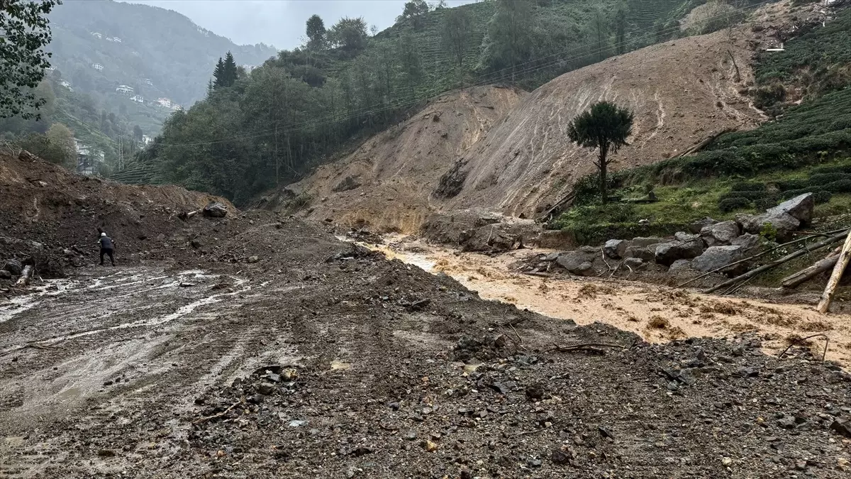 Çayeli\'nde Sağanak Sonrası Heyelan Riski