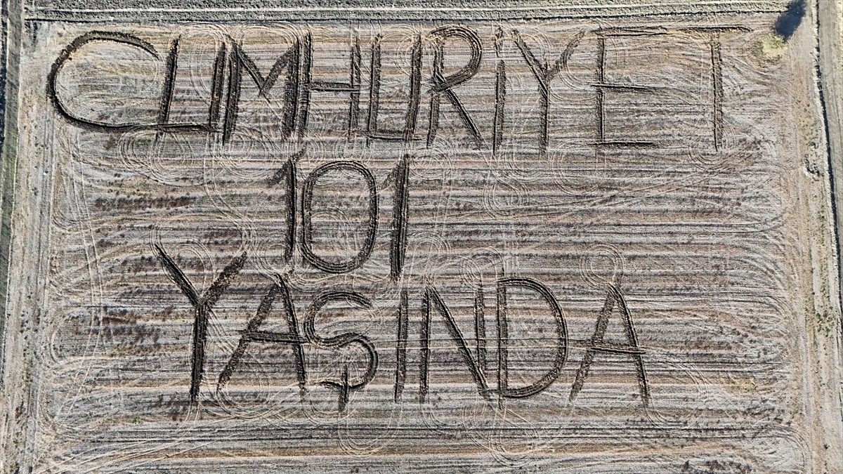 Kırklarelili çiftçi tarlasına pullukla "Cumhuriyet 101 yaşında" yazdı