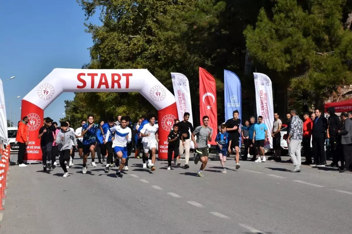 Söğüt\'te 2. Cumhuriyet Koşusu Renkli Görüntülere Sahne Oldu