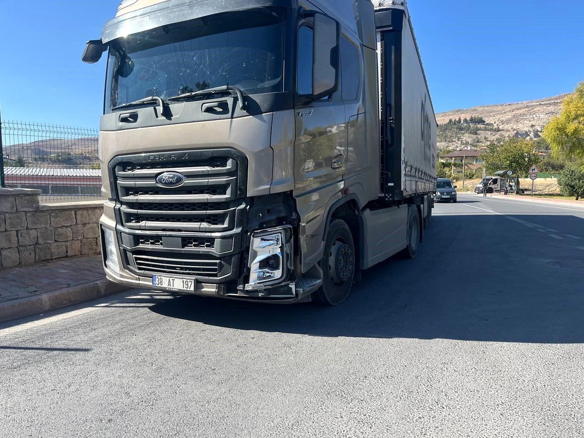 Kayseri\'de Otomobil Tırla Çarpıştı: 4 Yaralı