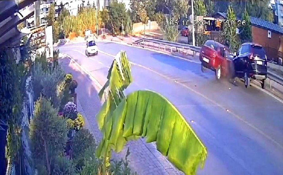 Antalya\'da Kafa Kafaya Trafik Kazası: 2 Yaralı