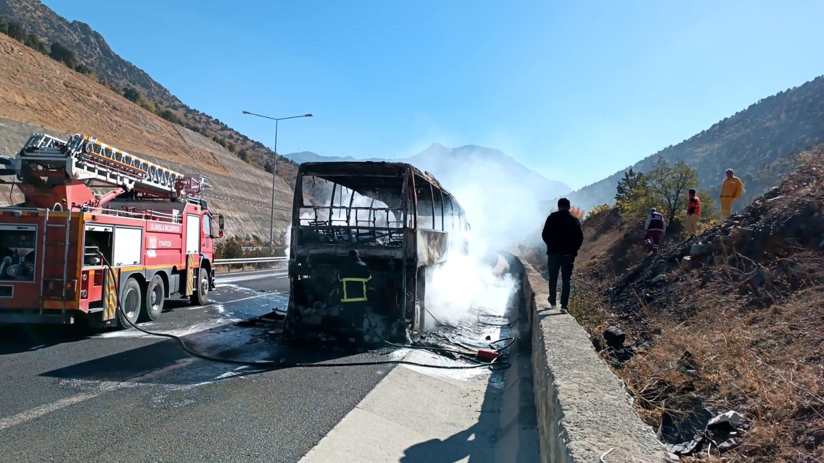 Niğde\'de Otobüs Yangını: Facia Önlenildi
