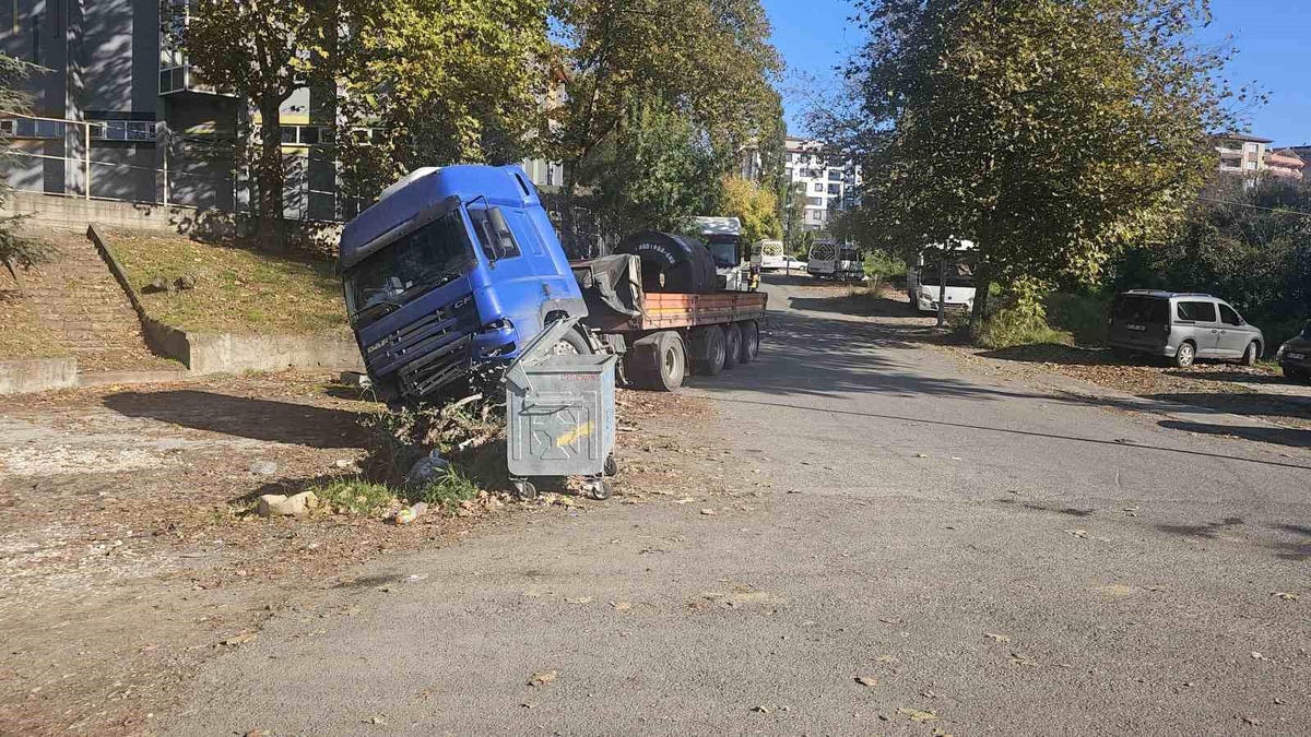 Zonguldak\'ta Tır Devrildi, Yaralı Yok