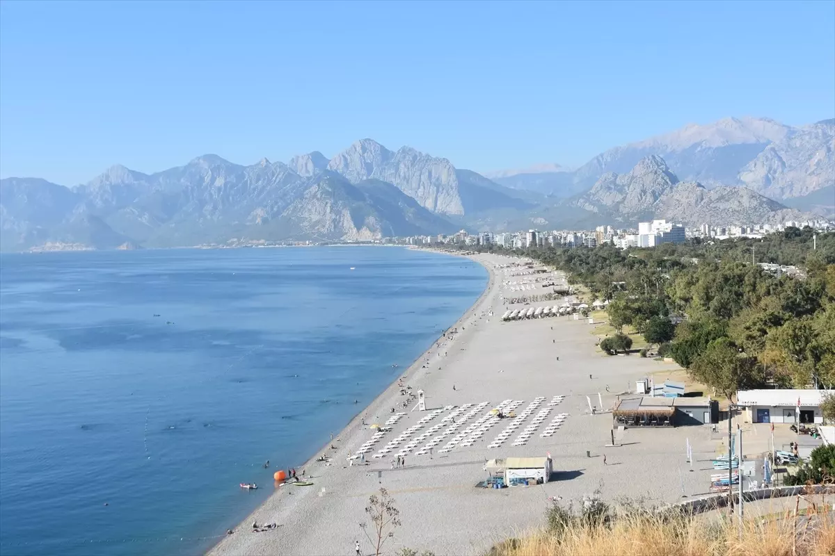 Antalya\'da Güneşli Hava, Sahilleri Doldurdu