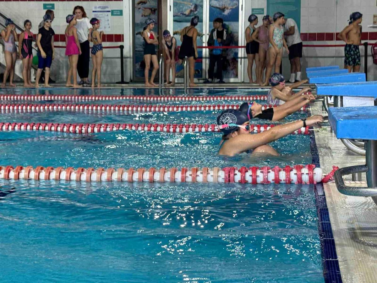 Cumhuriyetin 101. Yılı İçin Yüzme Yarışması Düzenlendi