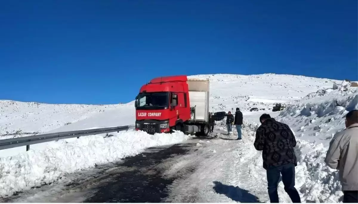 Artvin\'de Kar Yağışı Ulaşımı Vurdu