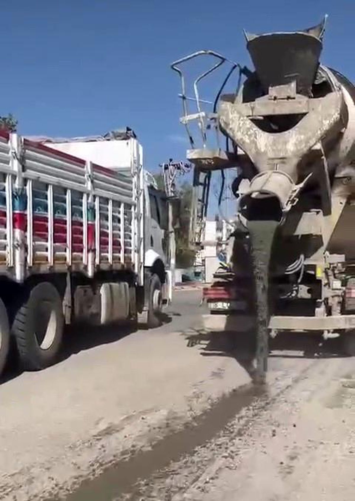 Beton Mikseri Asfalta Çimento Döktü