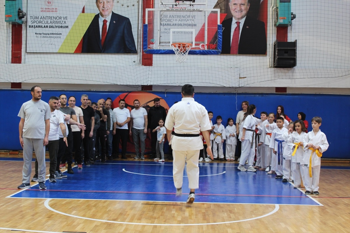 Bolu\'da Ailelerle Karate Etkinliği