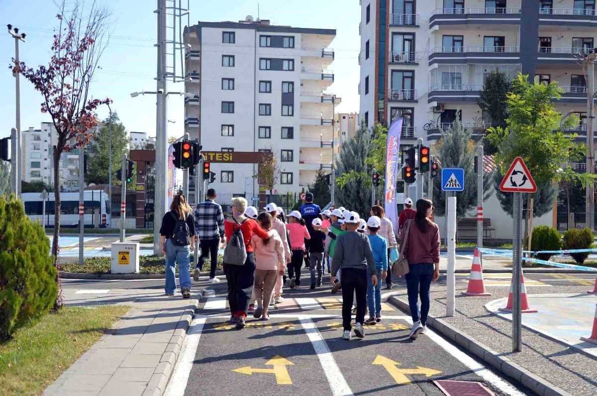 Diyarbakır\'da Çocuklara İtfaiye ve Trafik Güvenliği Eğitimi