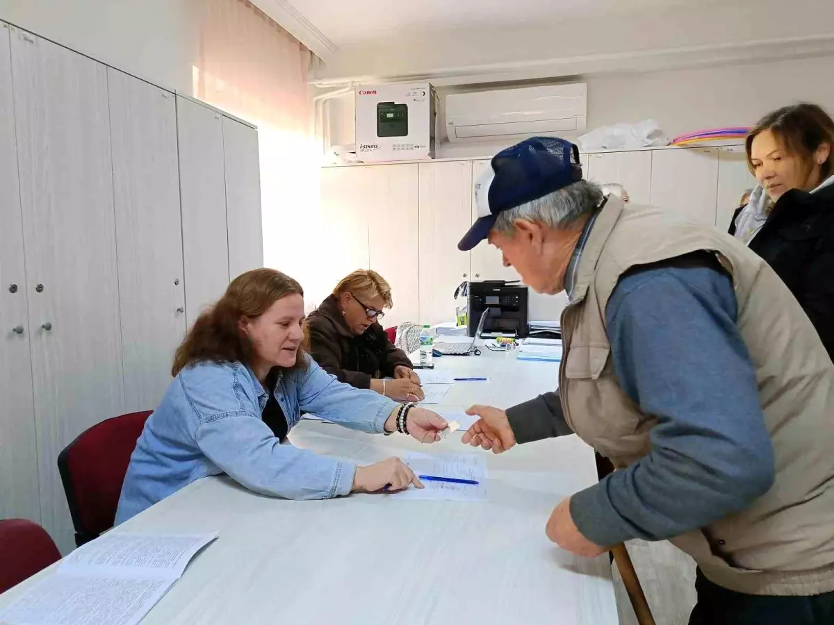 Edirne\'de Çifte Vatandaşlar Oy Kullanıyor