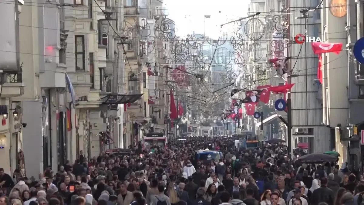 İstiklal Caddesi Cumhuriyet Bayramı İçin Süsleniyor