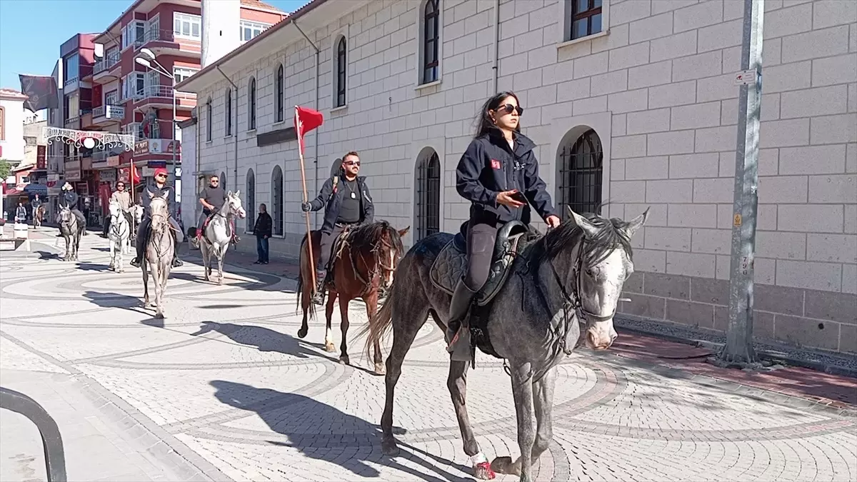 İstiklal Yolu\'nda Atlı Geçiş