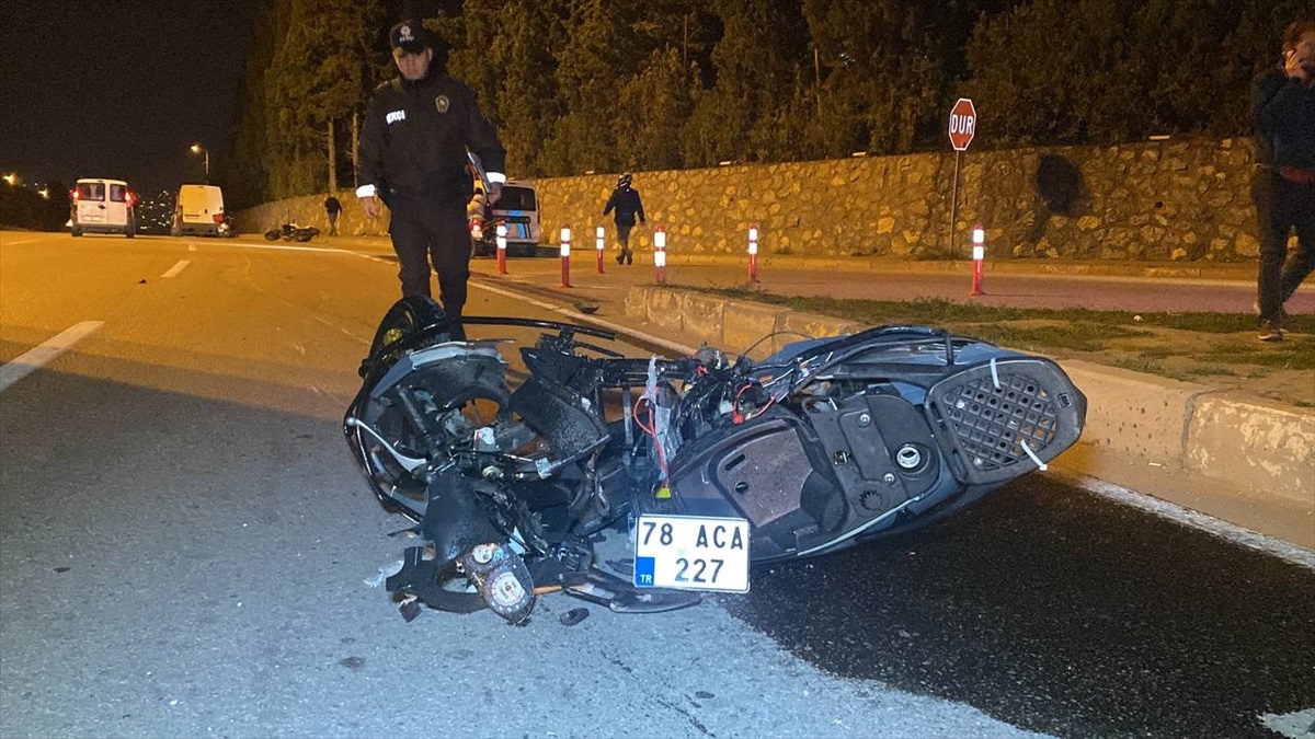 Karabük\'te Motosiklet ile Motorlu Bisiklet Çarpıştı: 1 Ölü, 2 Ağır Yaralı
