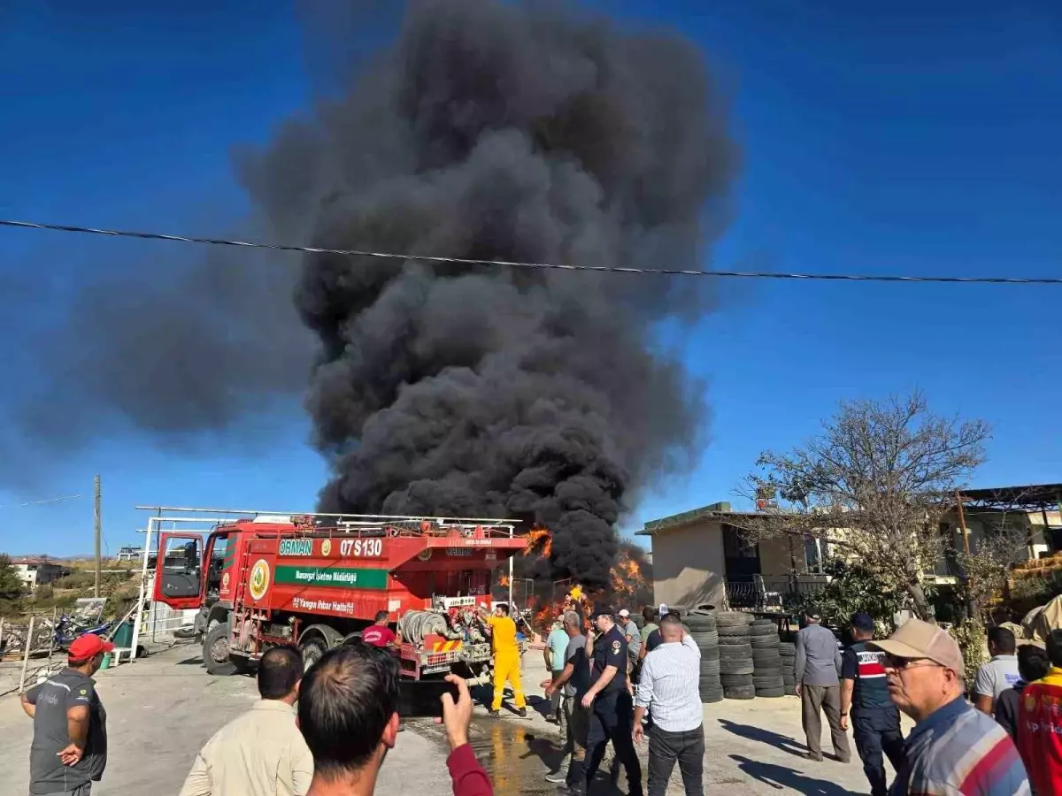 Manavgat\'ta Trafoda Yangın, 3 Bin Saman Balya Yanarak Küle Döndü