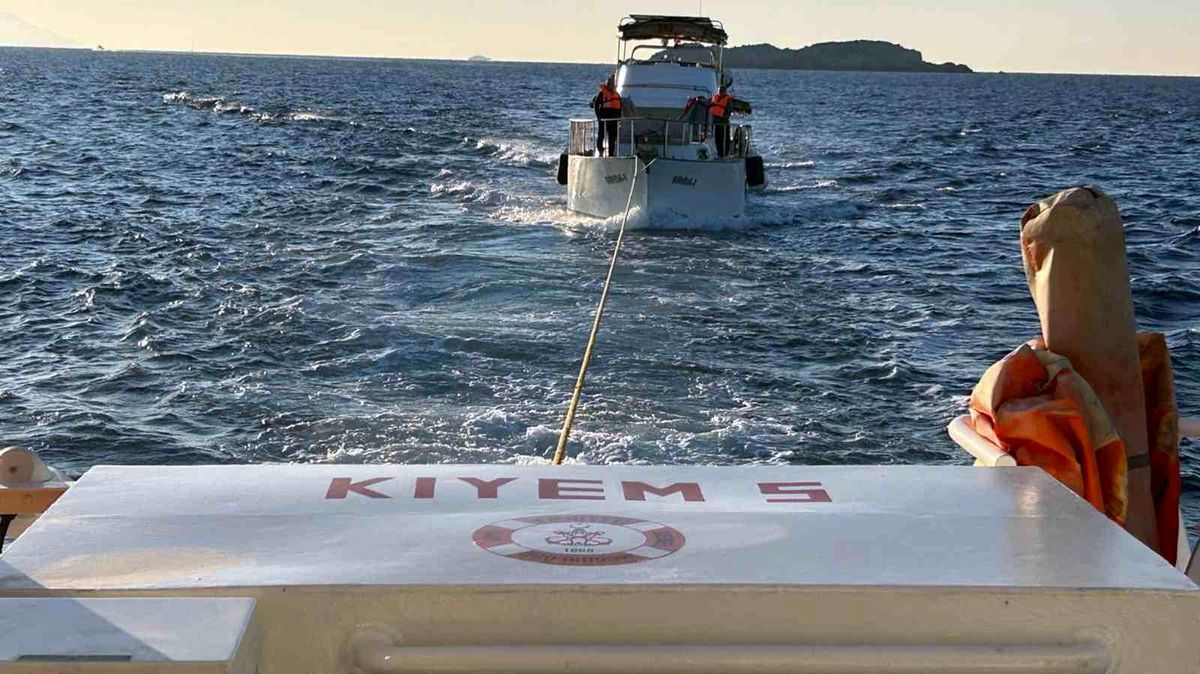 Fethiye\'de Arızalanan Tekneye Yardım