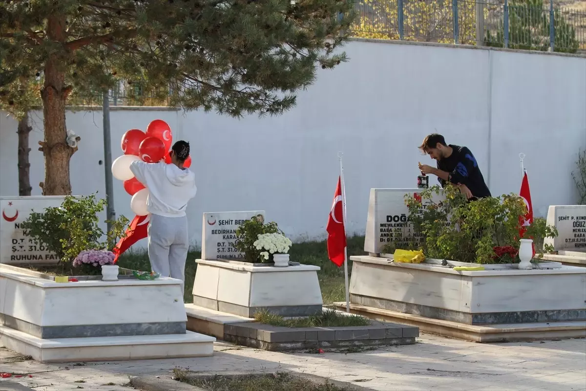 Şarkışla CHP Gençlik Kolları şehitlikte bakım ve temizlik çalışması yaptı