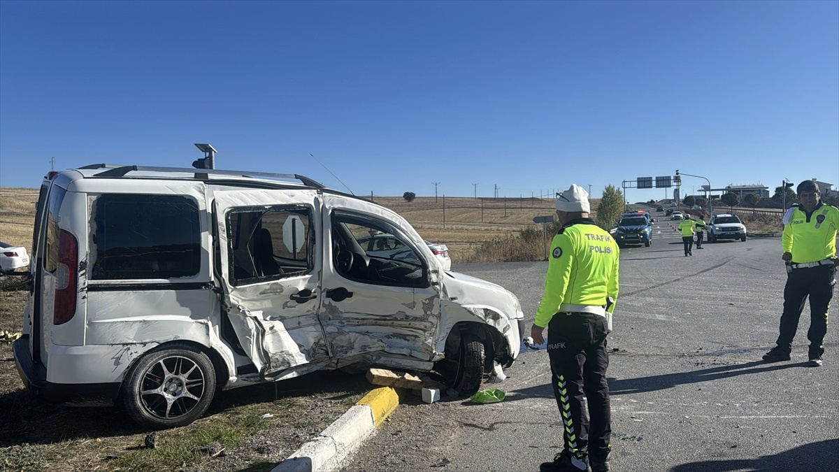 Sivas\'ta Trafik Kazası: 8 Yaralı