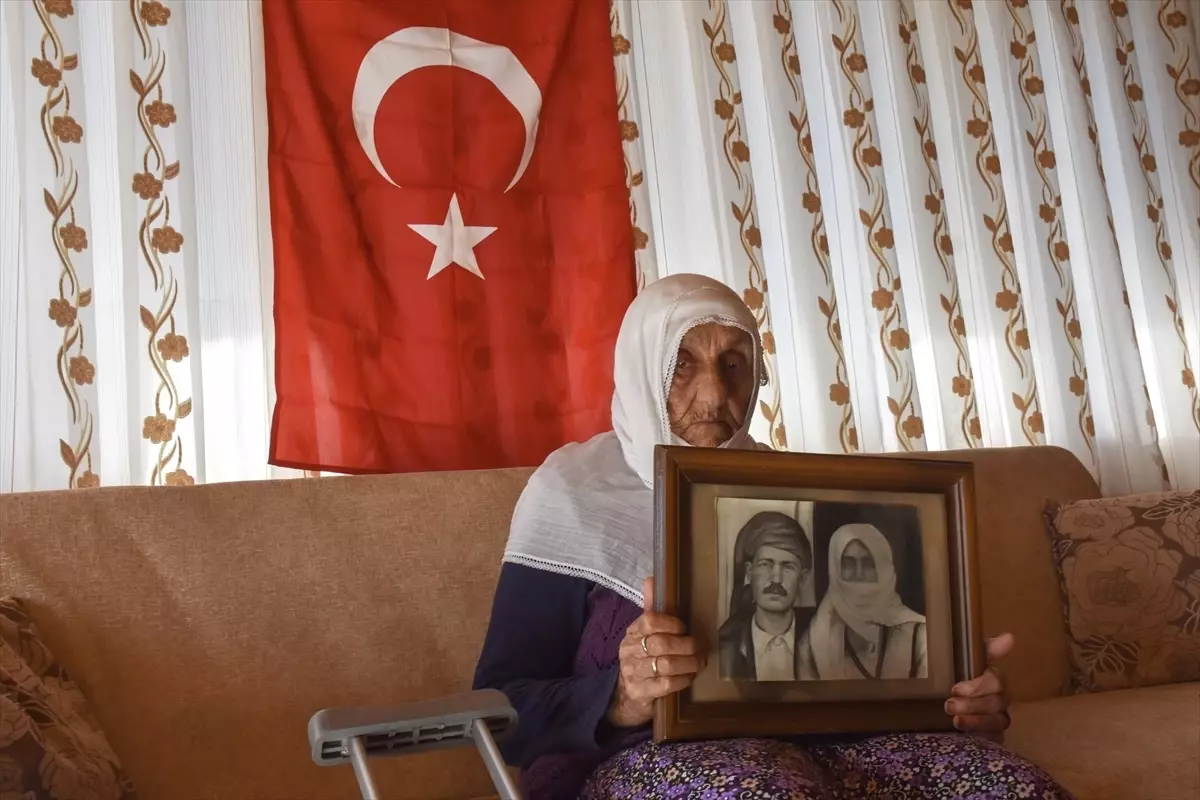 Asırlık çınar Güllü nine, Cumhuriyet\'in 101. yılına şahitlik ediyor