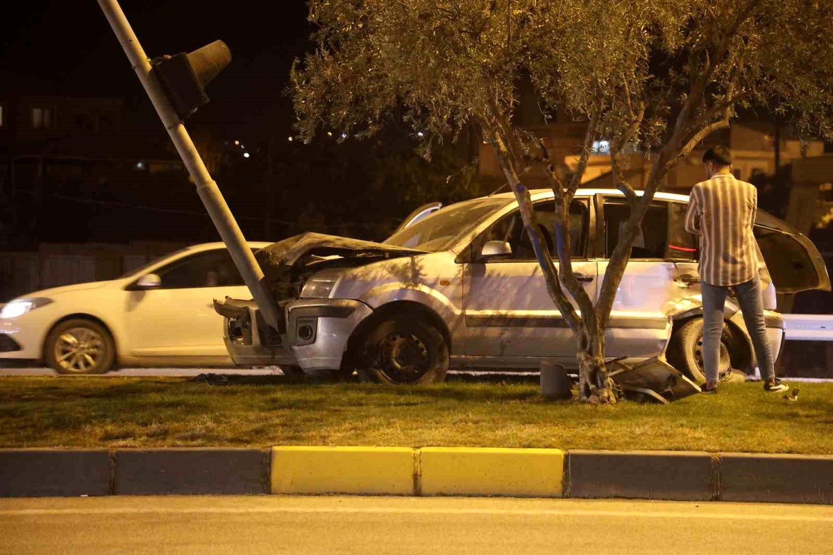 Hatay\'da Trafik Kazası: Sürücü Yaralı