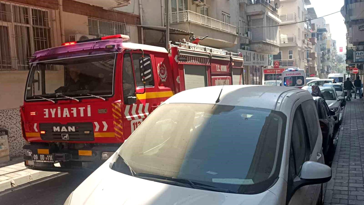 Aydın\'da Balkonda Yangın: Koltuk Alev Alev Yandı