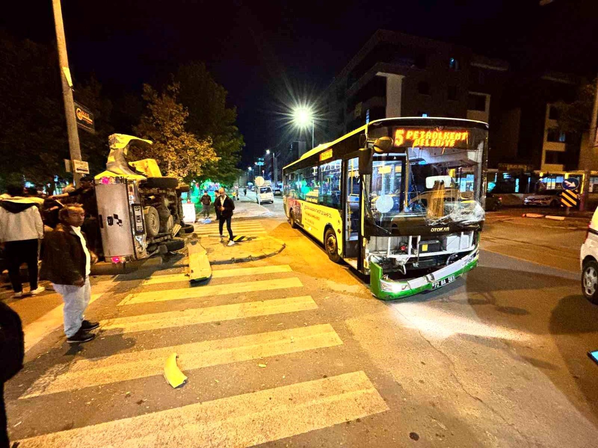 Batman\'da Otobüs ile Pikap Çarpıştı, 6 Yaralı