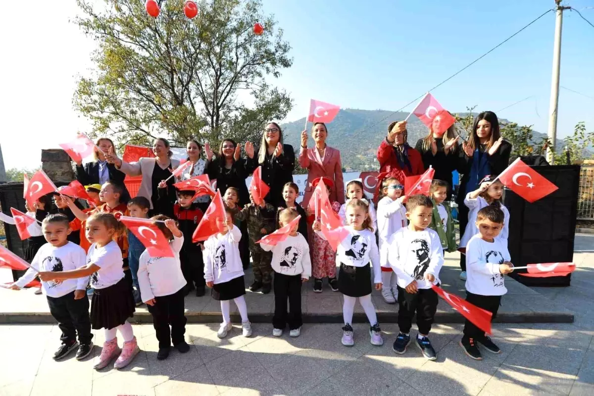 Selçuk Belediye Başkanı\'ndan Cumhuriyet Bayramı Kutlaması ve Çocuklara Destek