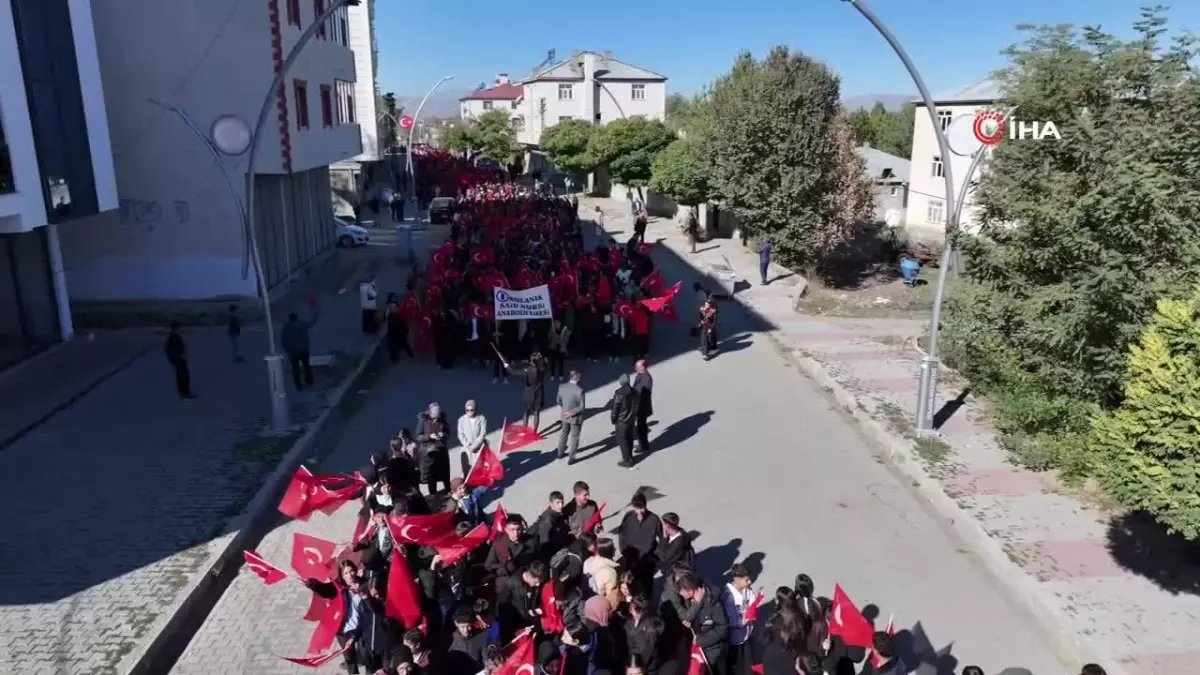 Bulanık\'ta Dev Türk Bayrağı ile Yürüyüş