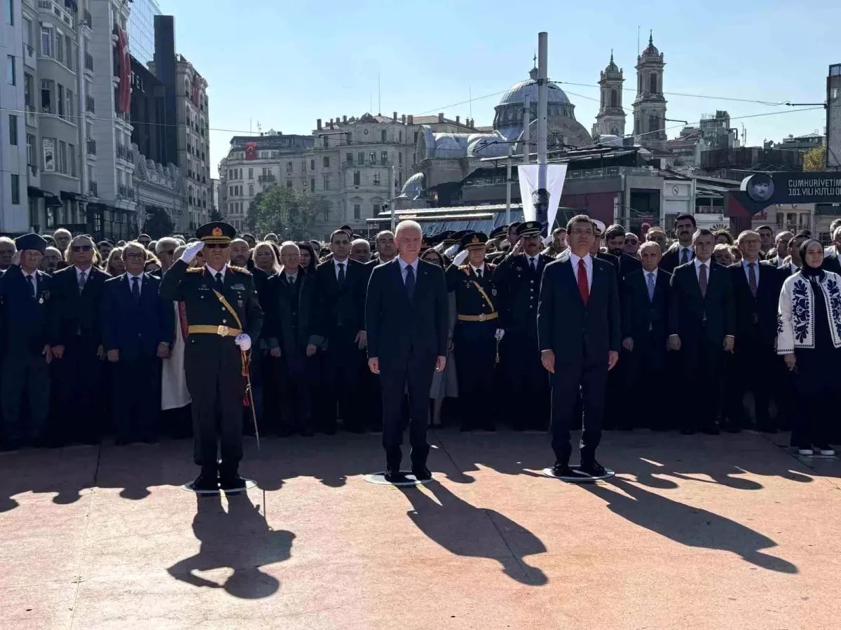 Cumhuriyet Bayramı\'nda Taksim\'de Çelenk Bırakma Töreni