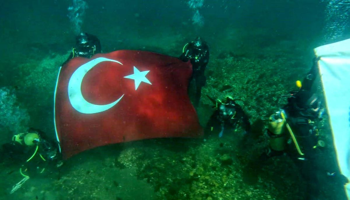Dalgıç Polisi Bayrak Açtı
