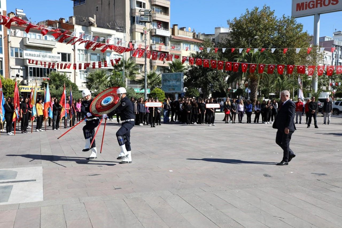 Edremit\'te Cumhuriyet\'in 101. yılı kutlamaları coşkuyla başladı