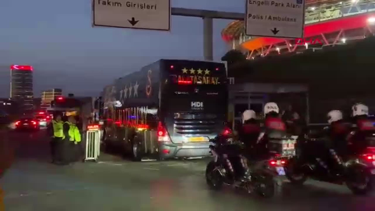 Derbi Öncesi Takımlar Stadyumda
