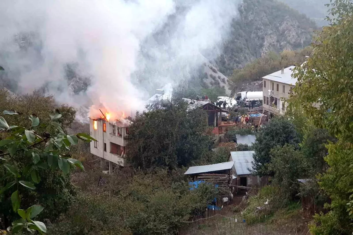 Gümüşhane\'de Bacadan Çıkan Yangın 3 Katlı Evi Kısmen Sarstı